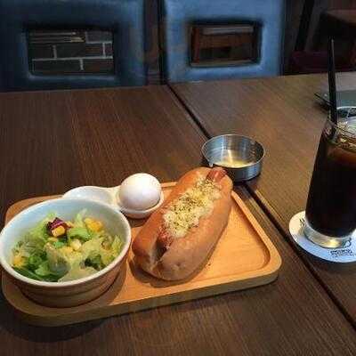 シャウエッセン トラベルカフェ　阪急三番街店