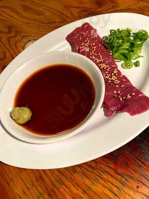 炭火焼ホルモンやきや