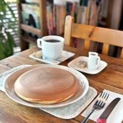 絵本カフェ Holo Holo