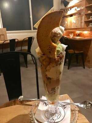 夜パフェ専門店 Parfaiteria Bel