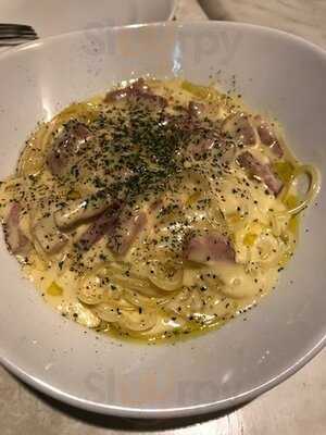 Cave Bar 紅梅河岸