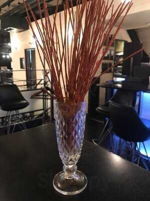 Cave Bar 紅梅河岸