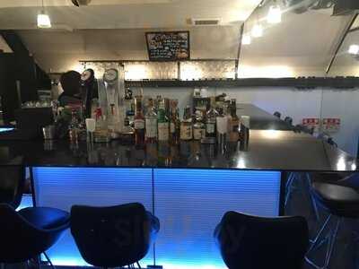 Cave Bar 紅梅河岸