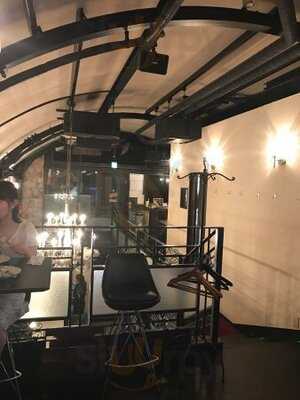 Cave Bar 紅梅河岸