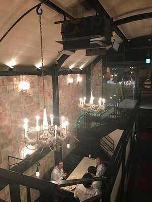 Cave Bar 紅梅河岸