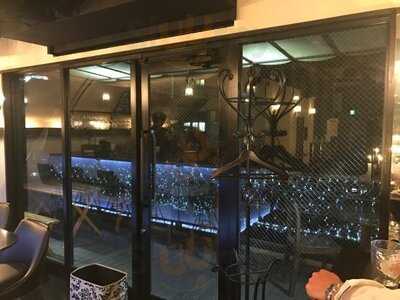 Cave Bar 紅梅河岸