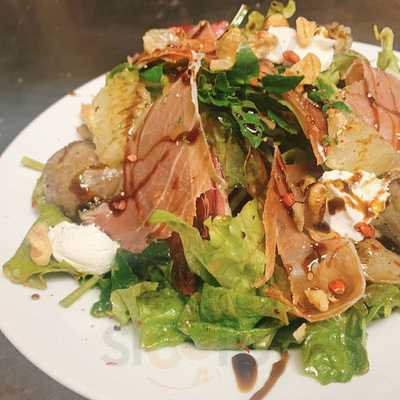 カフェ × 肉バル Chill