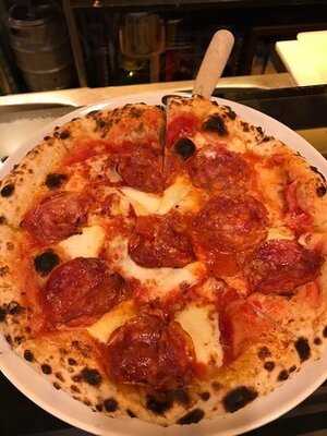 ピッツェリア＆バー ラドンナ