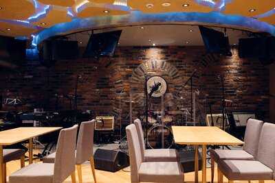 Dining & Music Bar 音stage