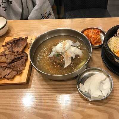 육쌈냉면 홍대점