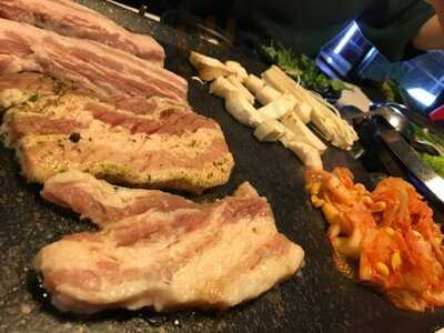 팔색 삼겹살 동대문점