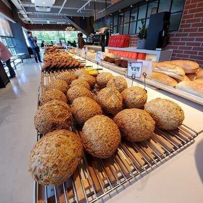 우즈베이커리카페수성호수점