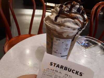 스타벅스 홍대삼거리점