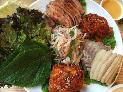 바른식 시골보쌈 & 감자옹심이 사당본점