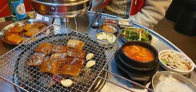 불판돼지껍데기전문점