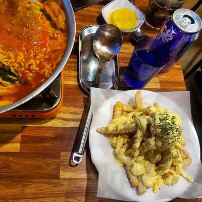 또보겠지떡볶이집 신촌히어로점