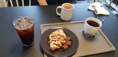 애브리씽벗더히어로