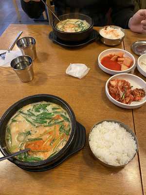 부산아지매국밥 선릉역점