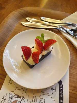 담장옆에국화꽃 파미에점