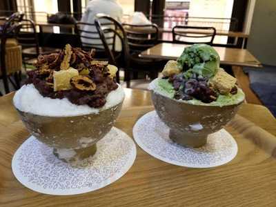 담장옆에국화꽃 파미에점