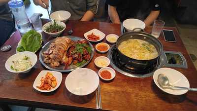 홍대칼국수와족발