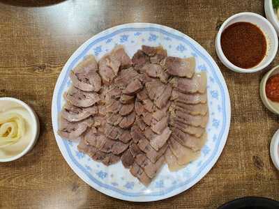 삼부자돼지국밥