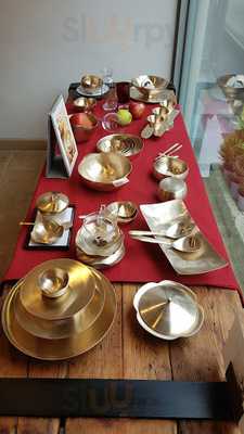 놋그릇 가지런히