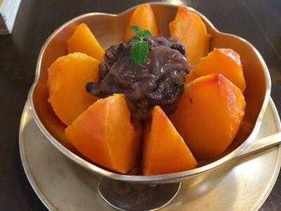 놋그릇 가지런히