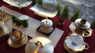 놋그릇 가지런히