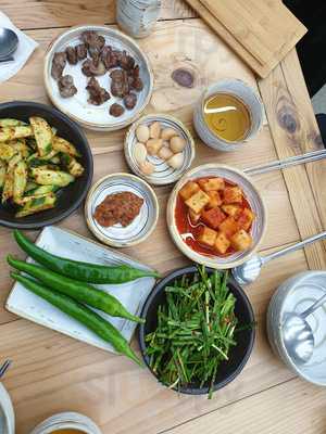 춘산 오가피백숙 삼계탕