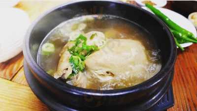 춘산 오가피백숙 삼계탕