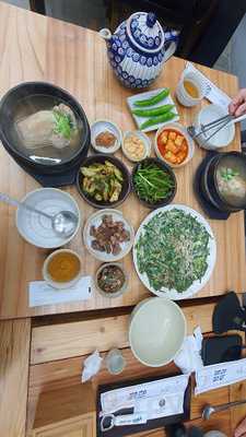 춘산 오가피백숙 삼계탕