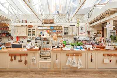 카페 하이웨스트 익선점