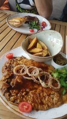 Leo's Cafe & Terrace