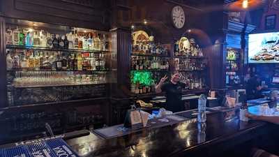 Hennessy's Irish Pub