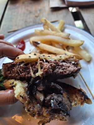 Mu. Burgerhouse Av. Nichupte