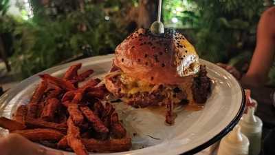 Mu. Burgerhouse Av. Nichupte