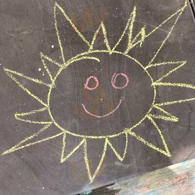 Monique's Bakery And Cafe