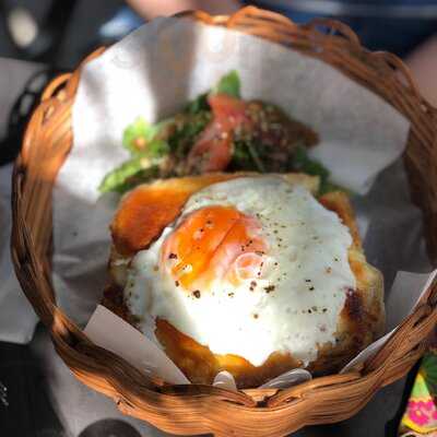 Monique's Bakery And Cafe