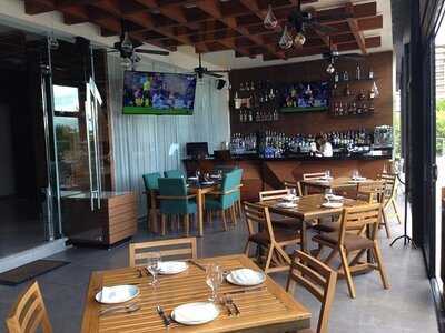 Redclaws Sea Food & Retro Bar