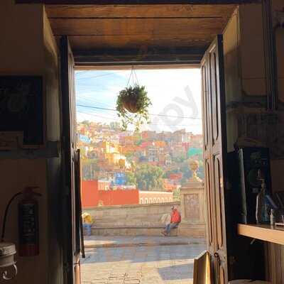 Las Cuatro Puertas Barra De Café