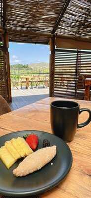 Cuatro Cuatros, Bar Bura