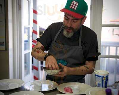 De Los Santos Pasteles Y Cafe