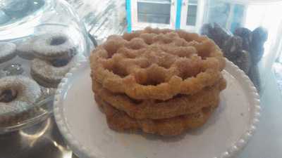 De Los Santos Pasteles Y Cafe