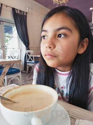 De Los Santos Pasteles Y Cafe