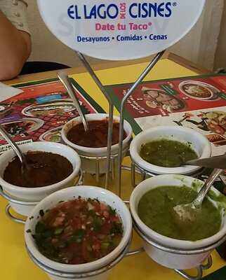 El Lago De Los Cisnes