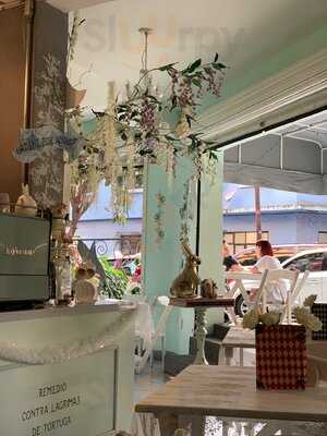 Down The Rabbit Hole. Cafetería & Crepería