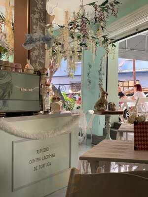 Down The Rabbit Hole. Cafetería & Crepería