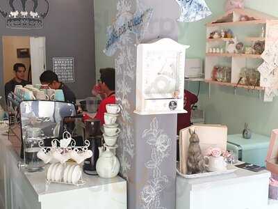 Down The Rabbit Hole. Cafetería & Crepería