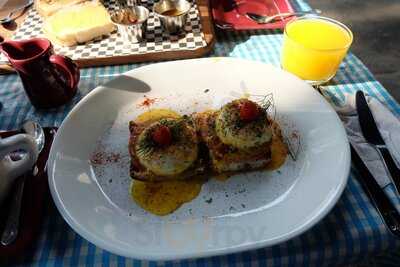 Los Amantes, Cafe & Bistro